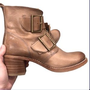 FRYE Heeled Double Buckle Moto Boot, Tan/Neutral, 7.5